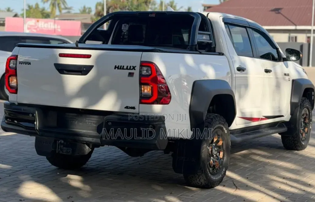 Toyota Hilux 2025 White