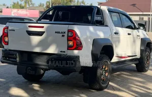 Toyota Hilux 2025 White
