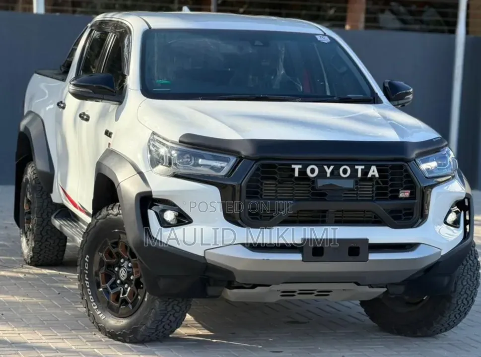 Toyota Hilux 2025 White