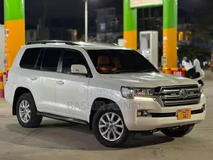 Toyota Land Cruiser 4.5 V8 VXR 2018 White