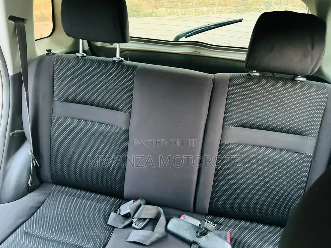 Toyota Vanguard 2010 Silver