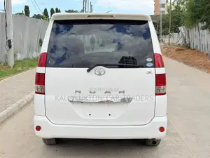 Toyota Noah 2005 White