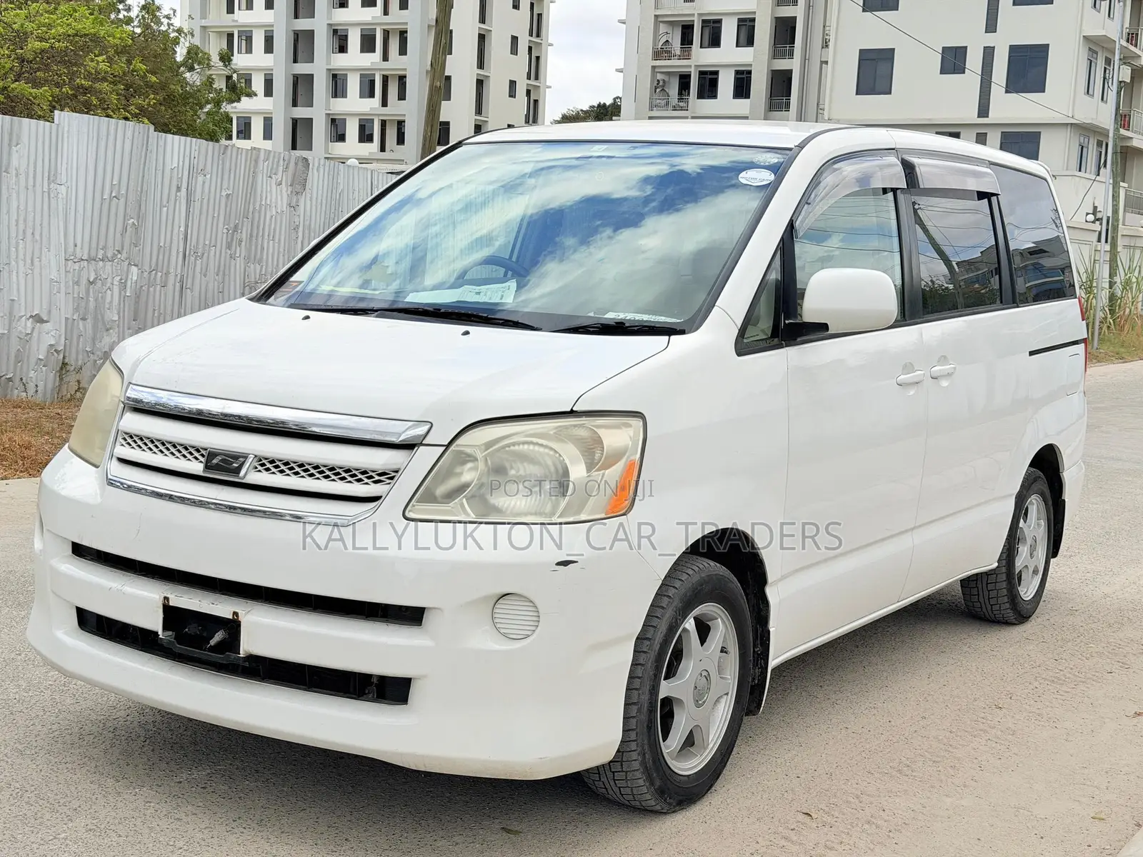 Toyota Noah 2005 White