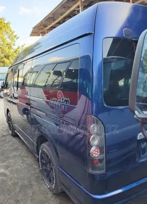 Toyota Quantum 2012 Blue
