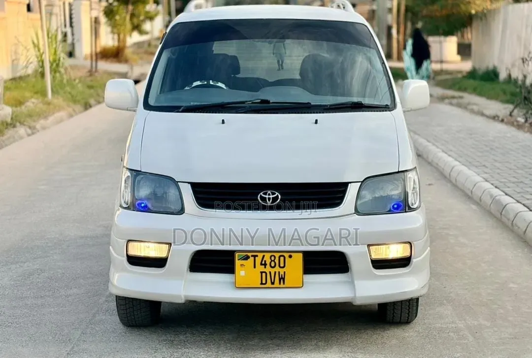 Toyota Noah 2001 White