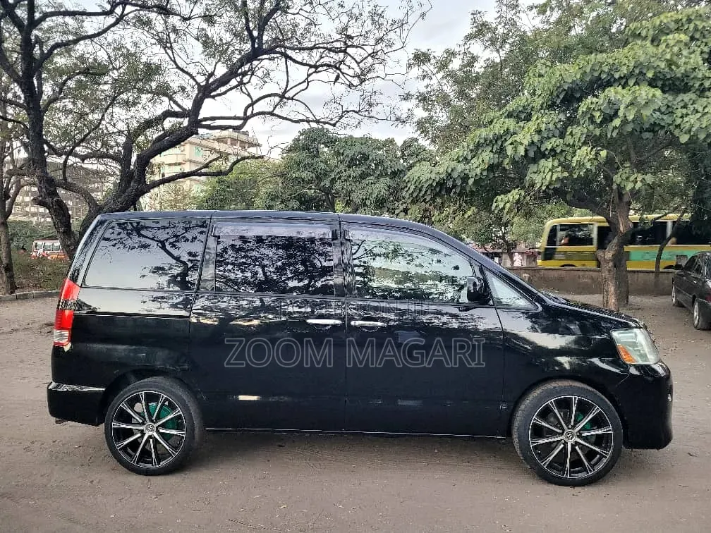 Toyota Noah 2005 Black