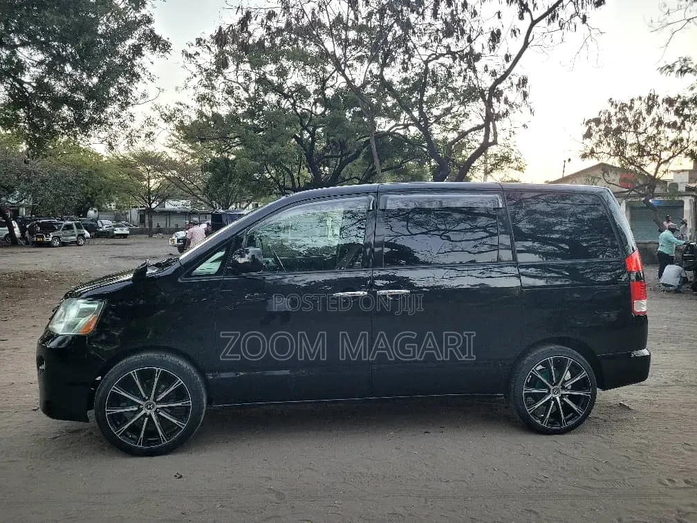 Toyota Noah 2005 Black