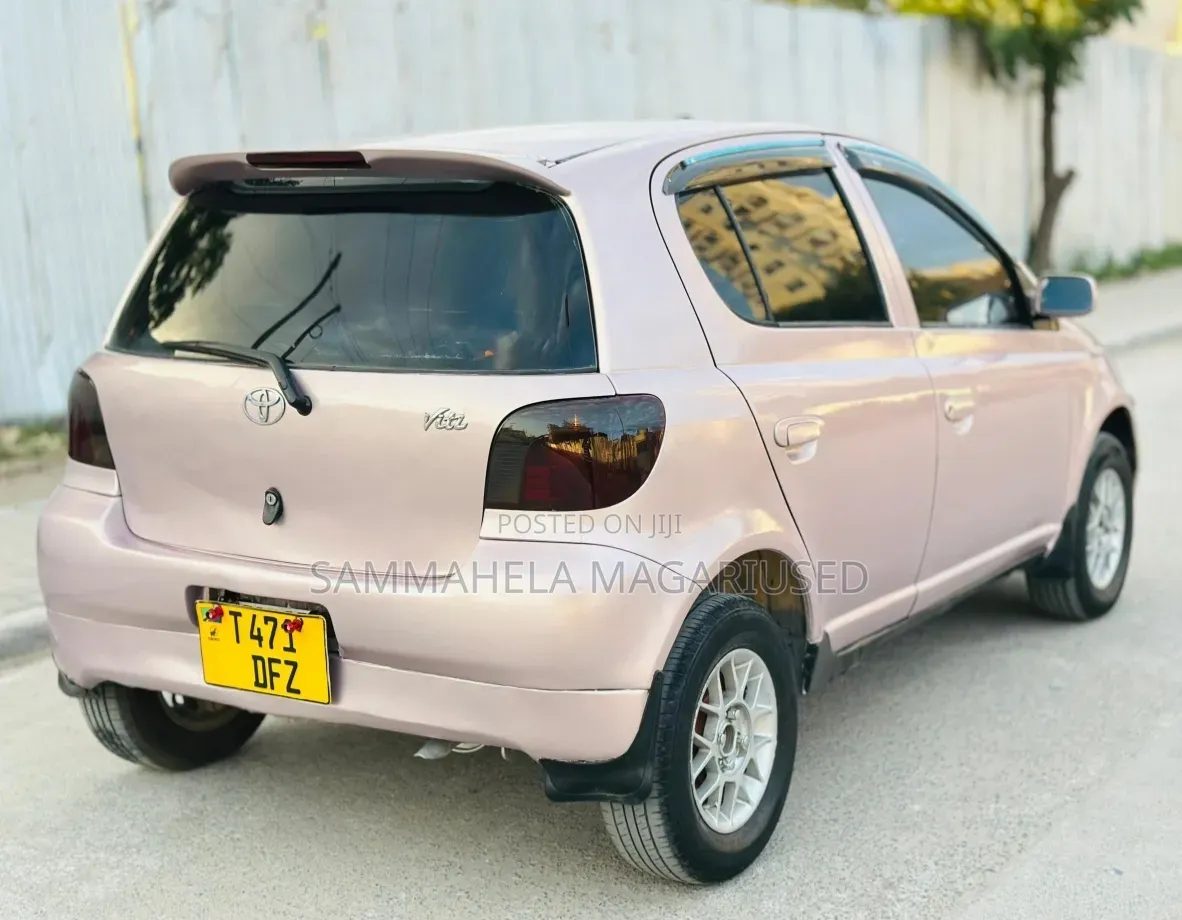 Toyota Vitz 2005 Silver