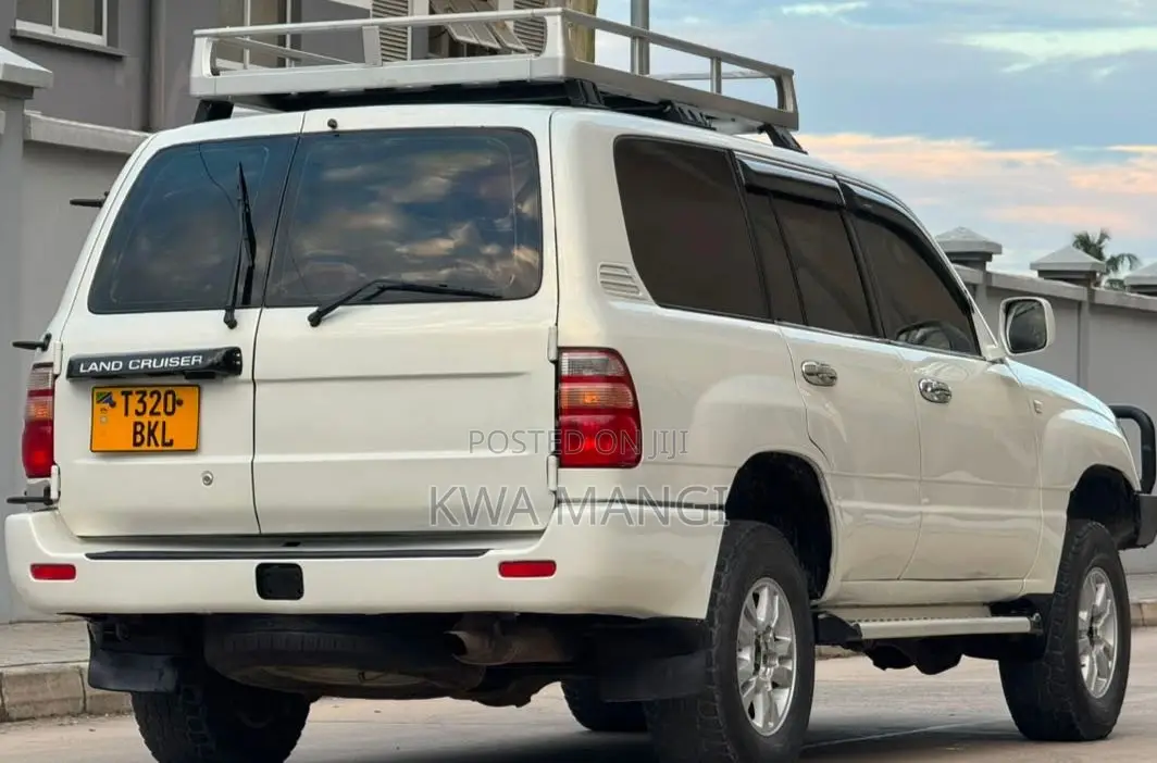 Toyota Land Cruiser 2001 White