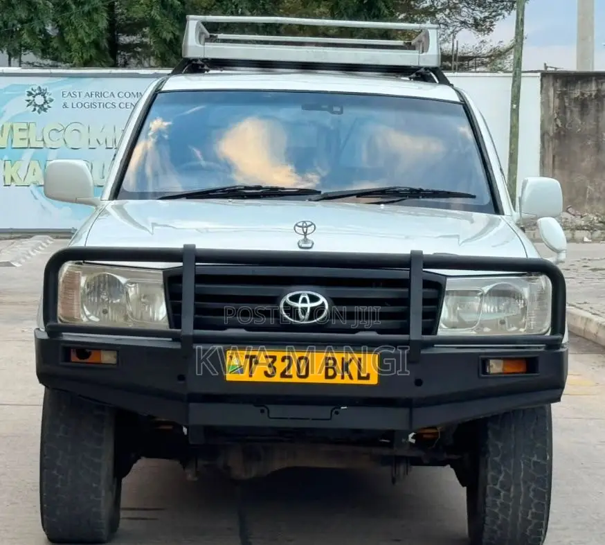 Toyota Land Cruiser 2001 White