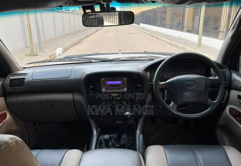 Toyota Land Cruiser 2001 White