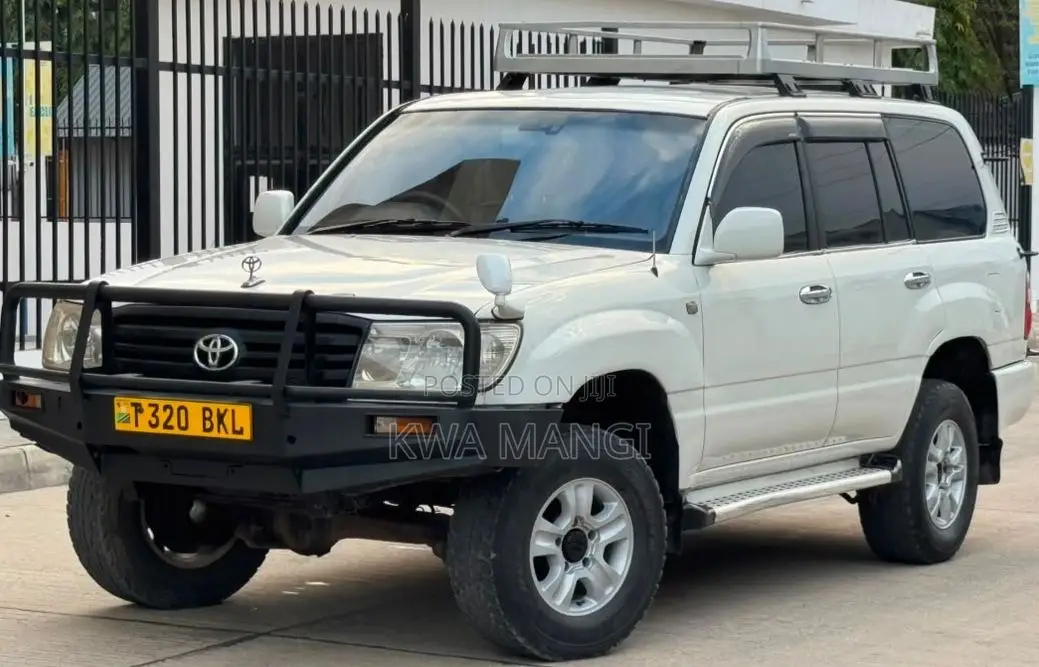 Toyota Land Cruiser 2001 White