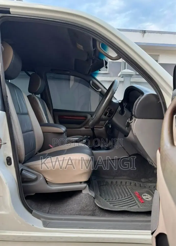 Toyota Land Cruiser 2001 White