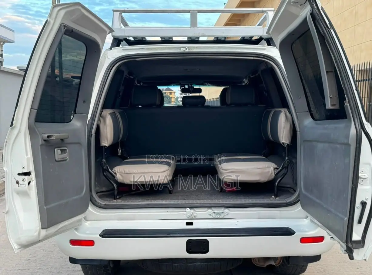 Toyota Land Cruiser 2001 White