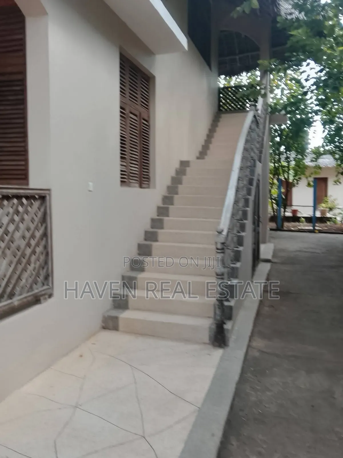 8bdrm House in Mjini for sale