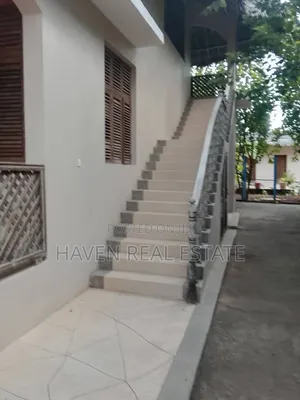 8bdrm House in Mjini for sale