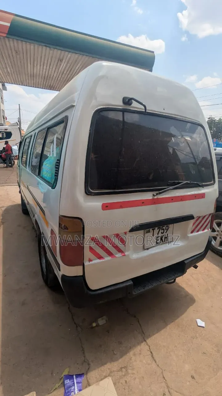 Toyota HiAce 2002 White