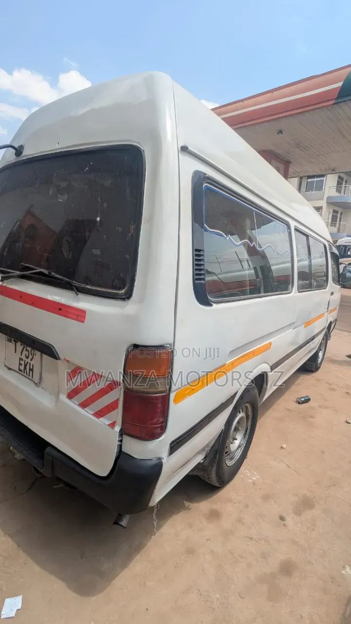 Toyota HiAce 2002 White