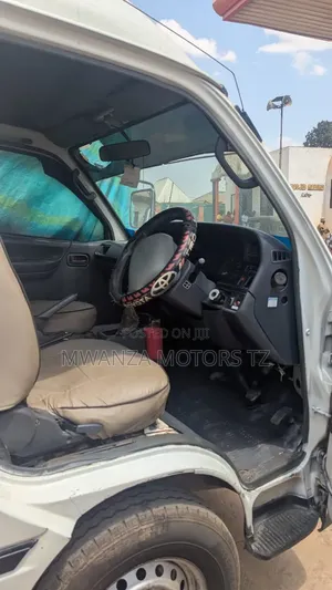 Toyota HiAce 2002 White