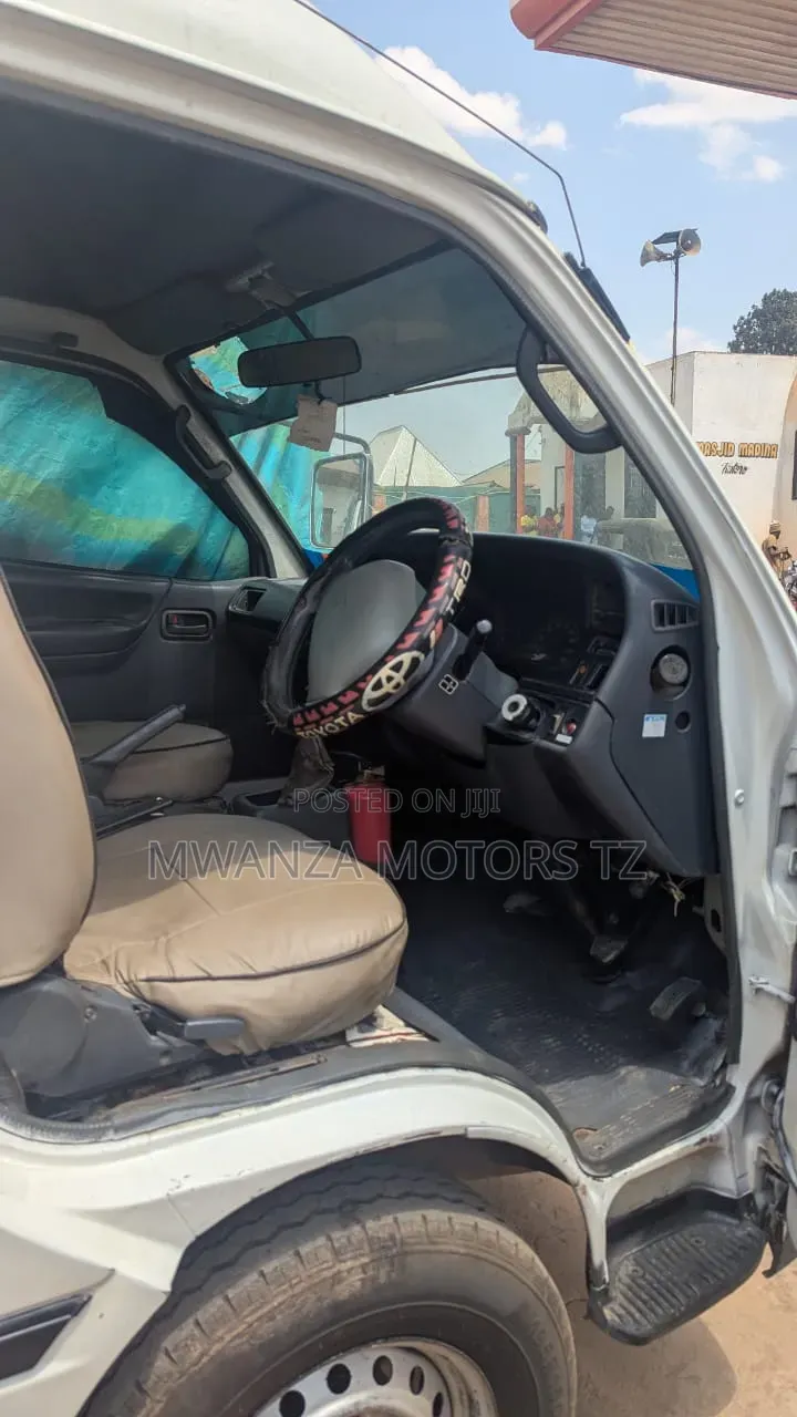 Toyota HiAce 2002 White