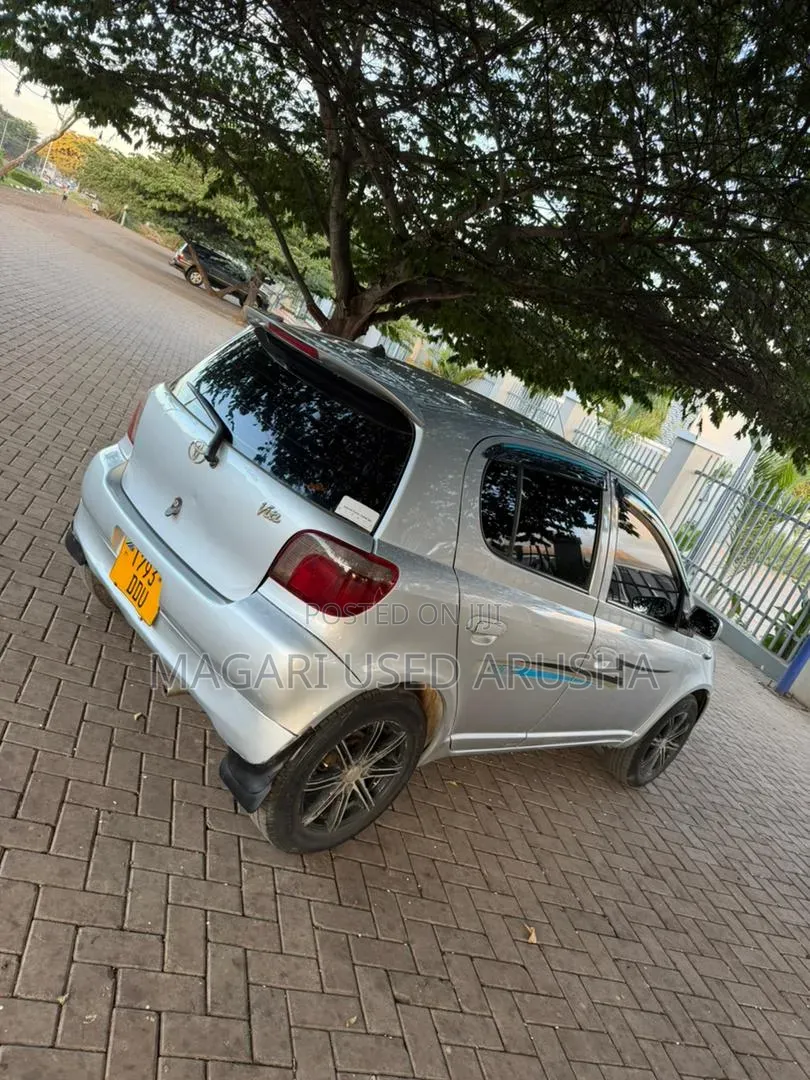 Toyota Vitz 2003 Silver