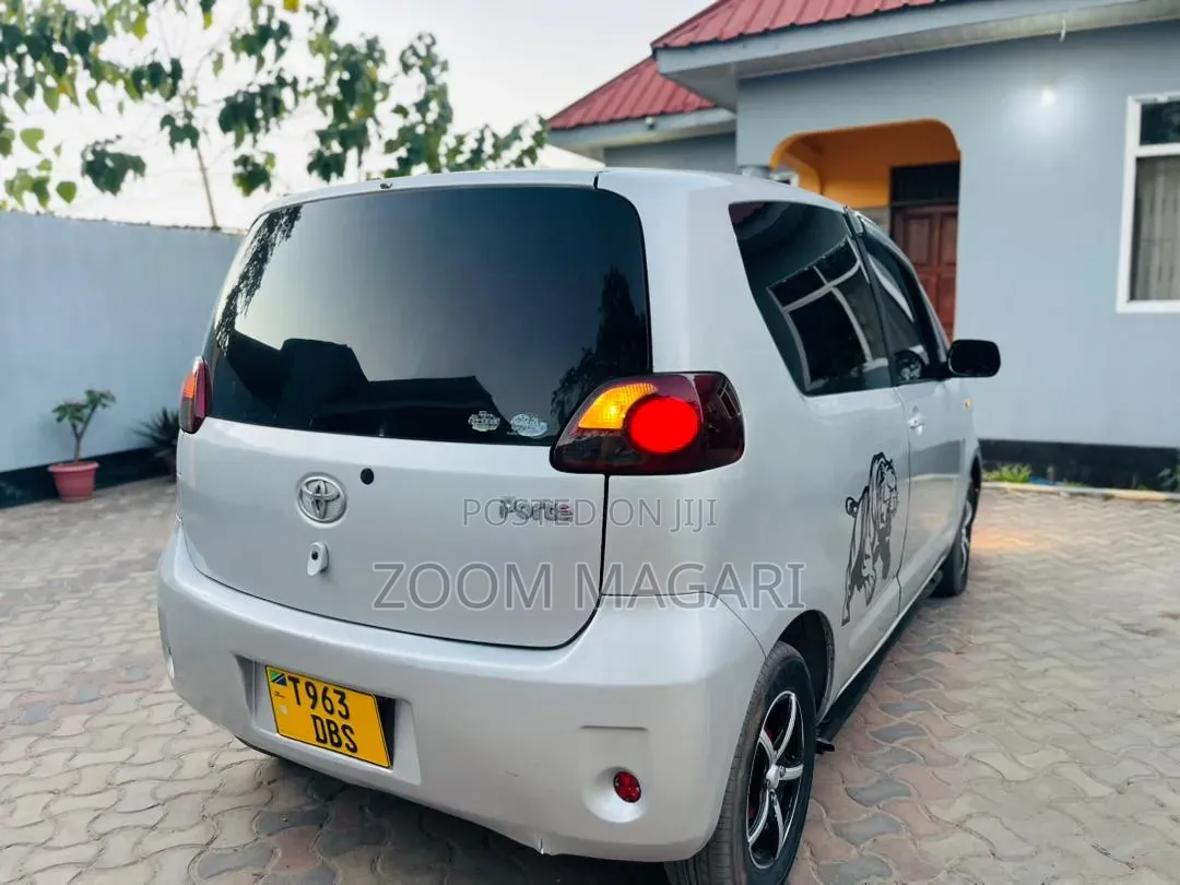 Toyota Porte 2004 Silver