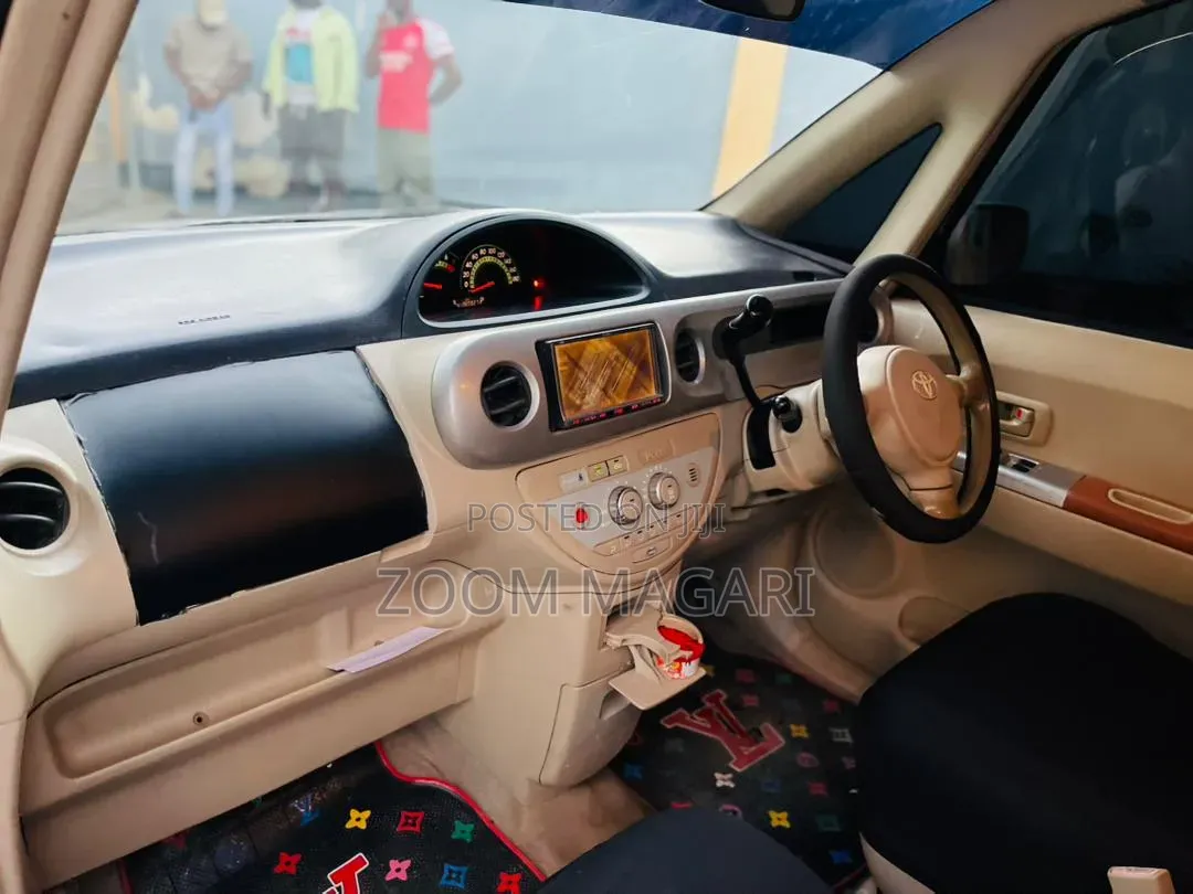 Toyota Porte 2004 Silver