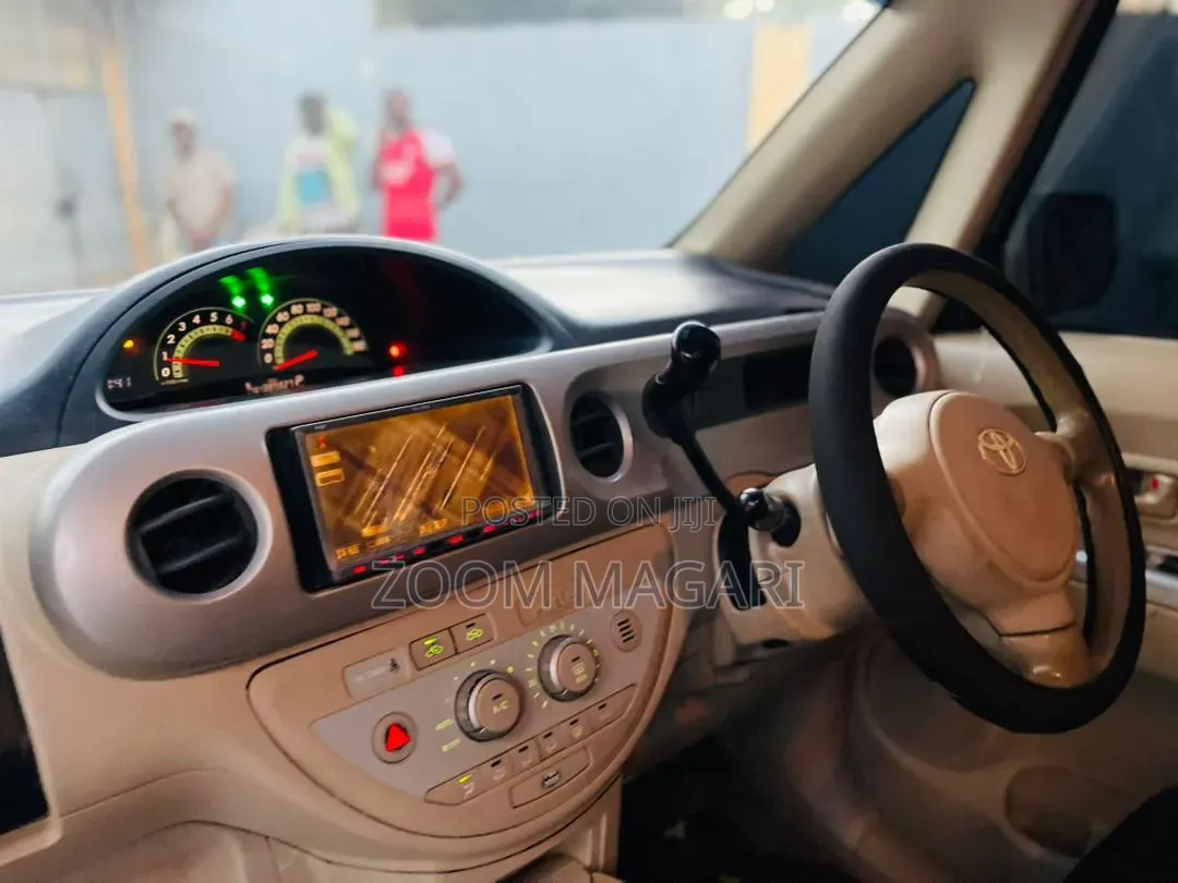 Toyota Porte 2004 Silver