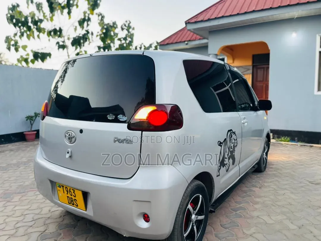 Toyota Porte 2004 Silver