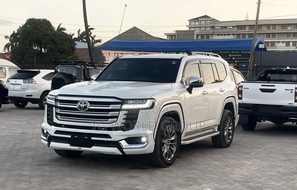Toyota Land Cruiser LC300 2024 White
