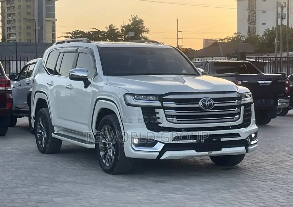 Toyota Land Cruiser LC300 2024 White