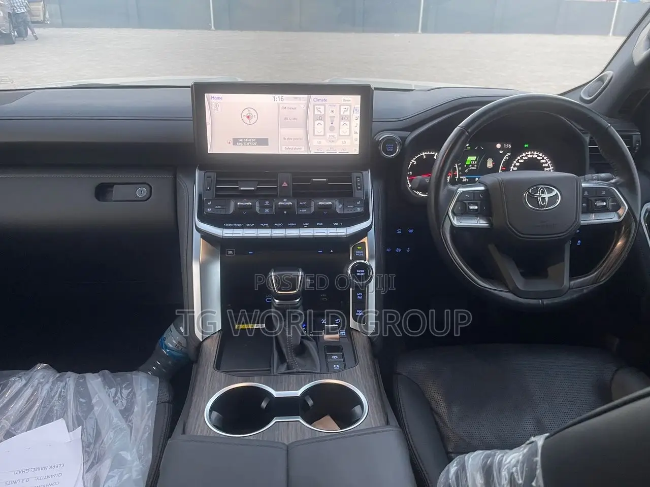 Toyota Land Cruiser LC300 2024 White