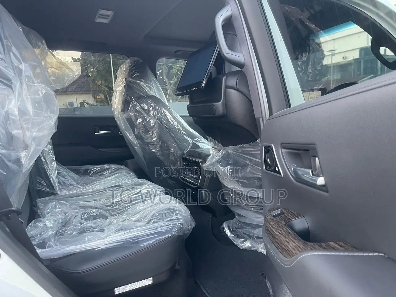 Toyota Land Cruiser LC300 2024 White