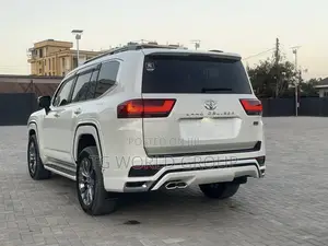 Toyota Land Cruiser LC300 2024 White