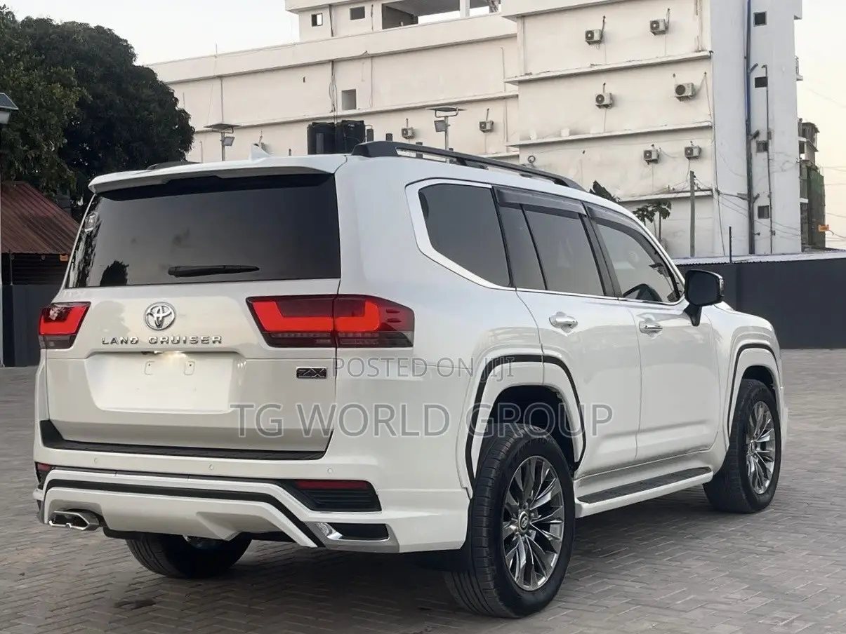 Toyota Land Cruiser LC300 2024 White