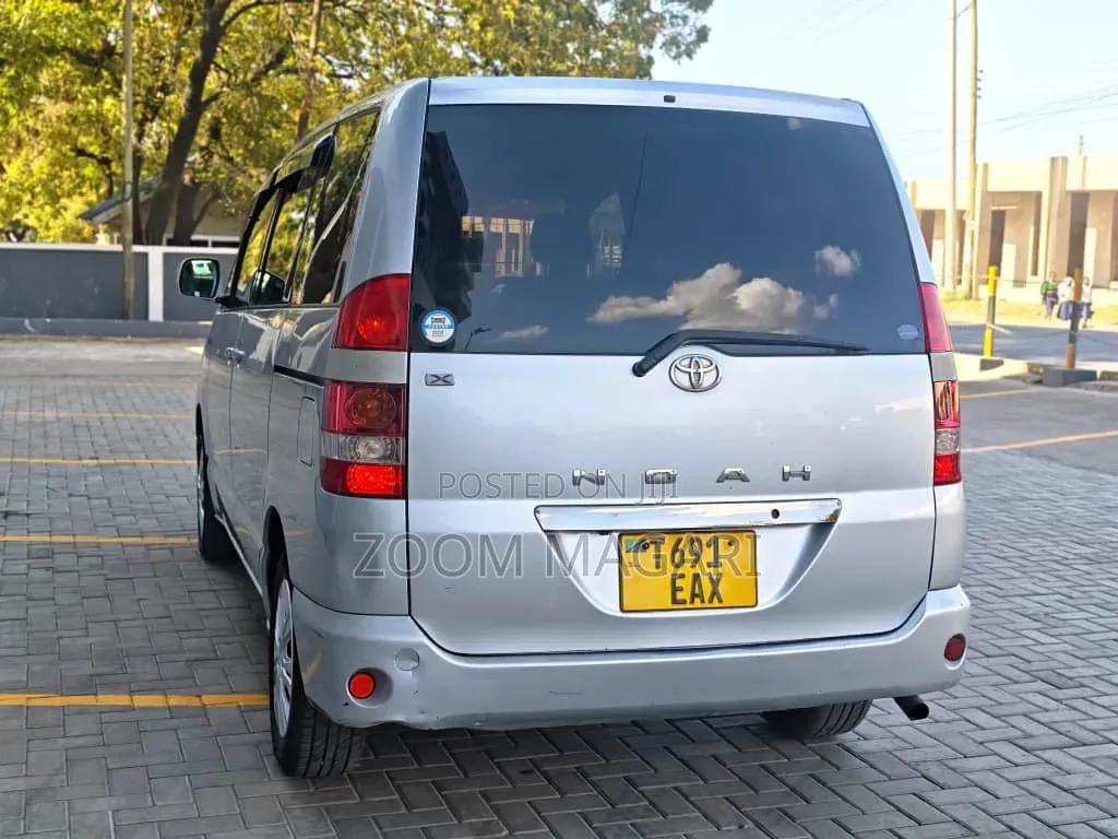 Toyota Noah 2005 Silver