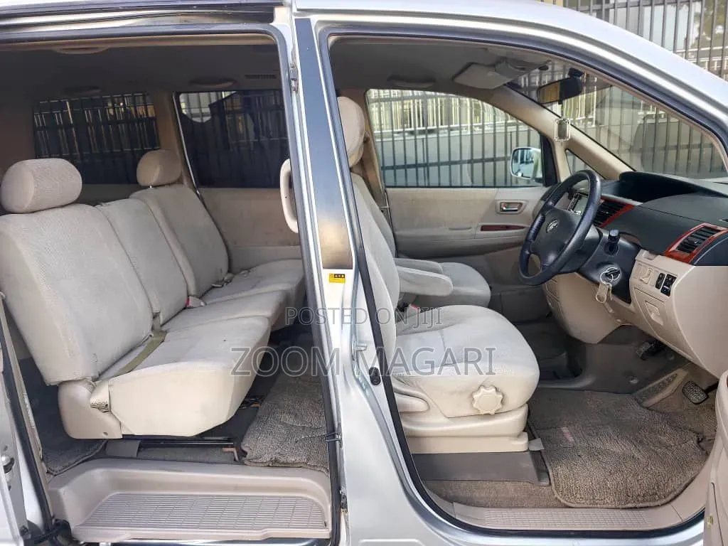 Toyota Noah 2005 Silver