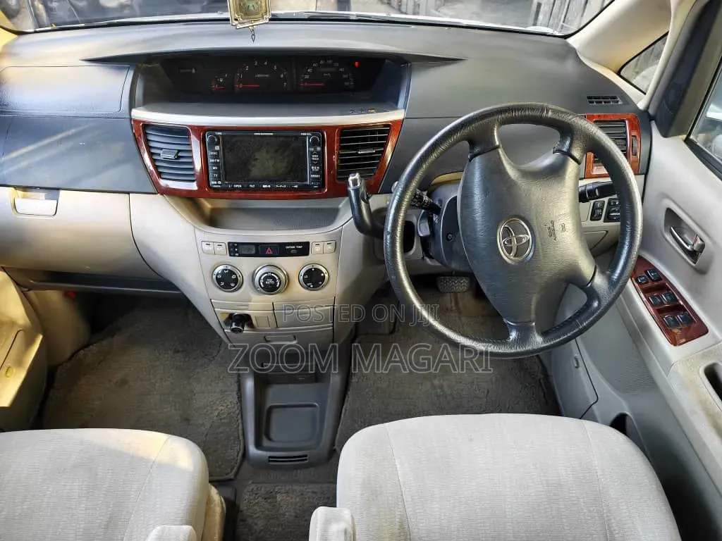 Toyota Noah 2005 Silver