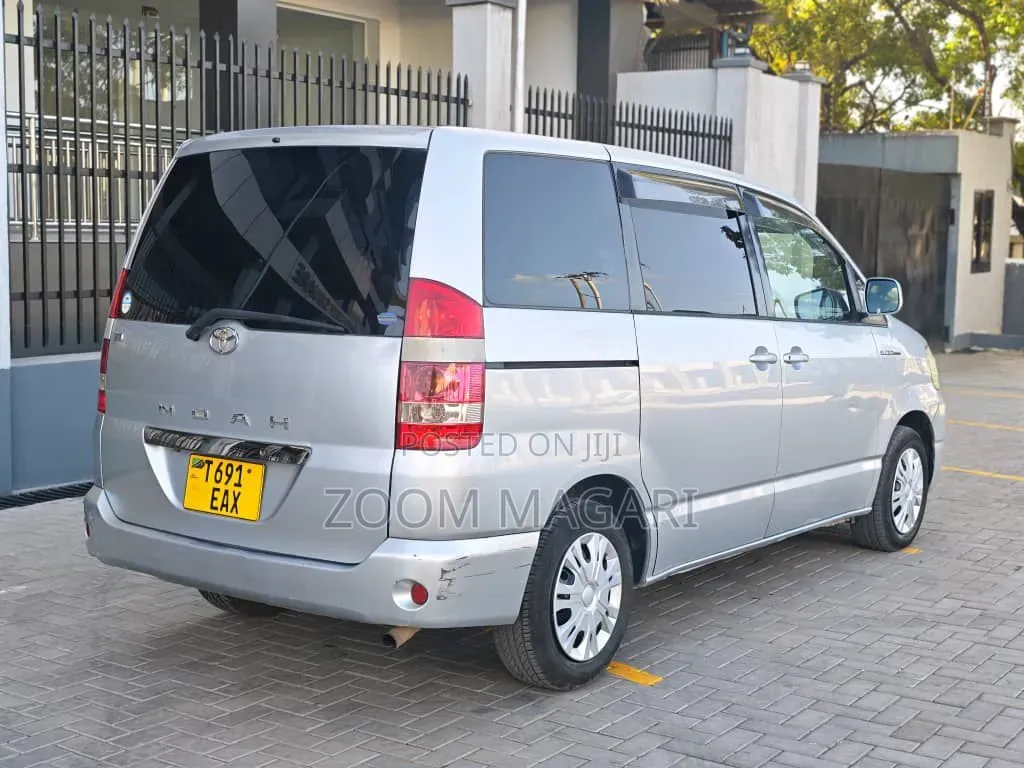 Toyota Noah 2005 Silver