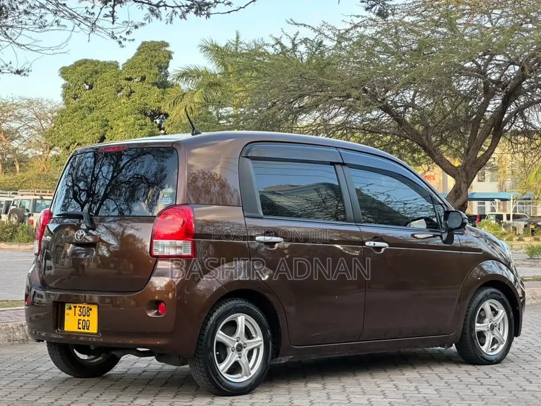 Toyota Porte 1.5 FWD 2015 Brown