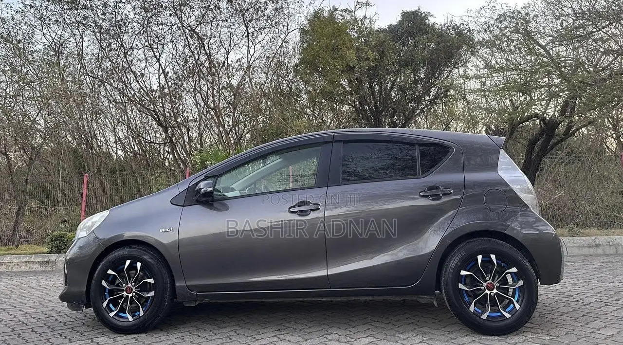 Toyota Aqua 2012 Gray