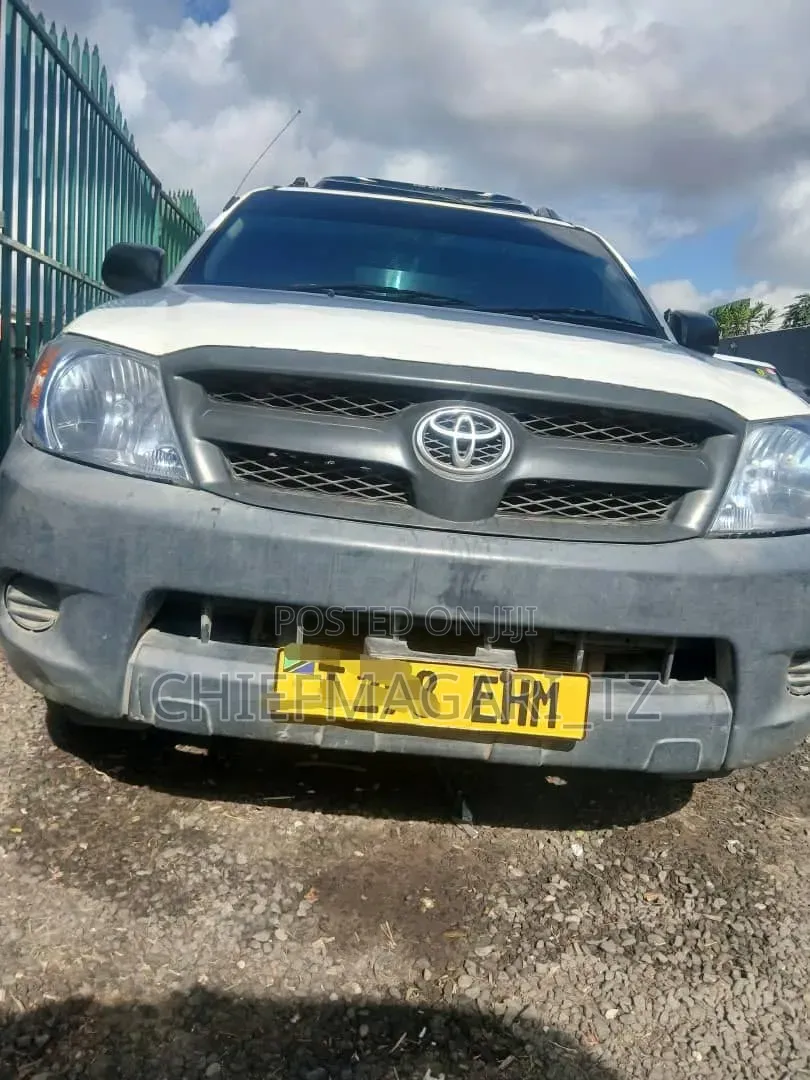 Toyota Hilux 2010 White