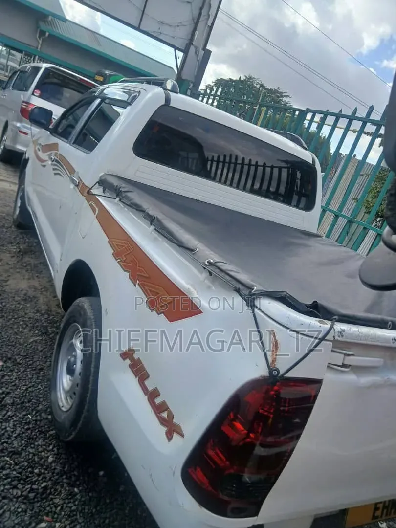 Toyota Hilux 2010 White