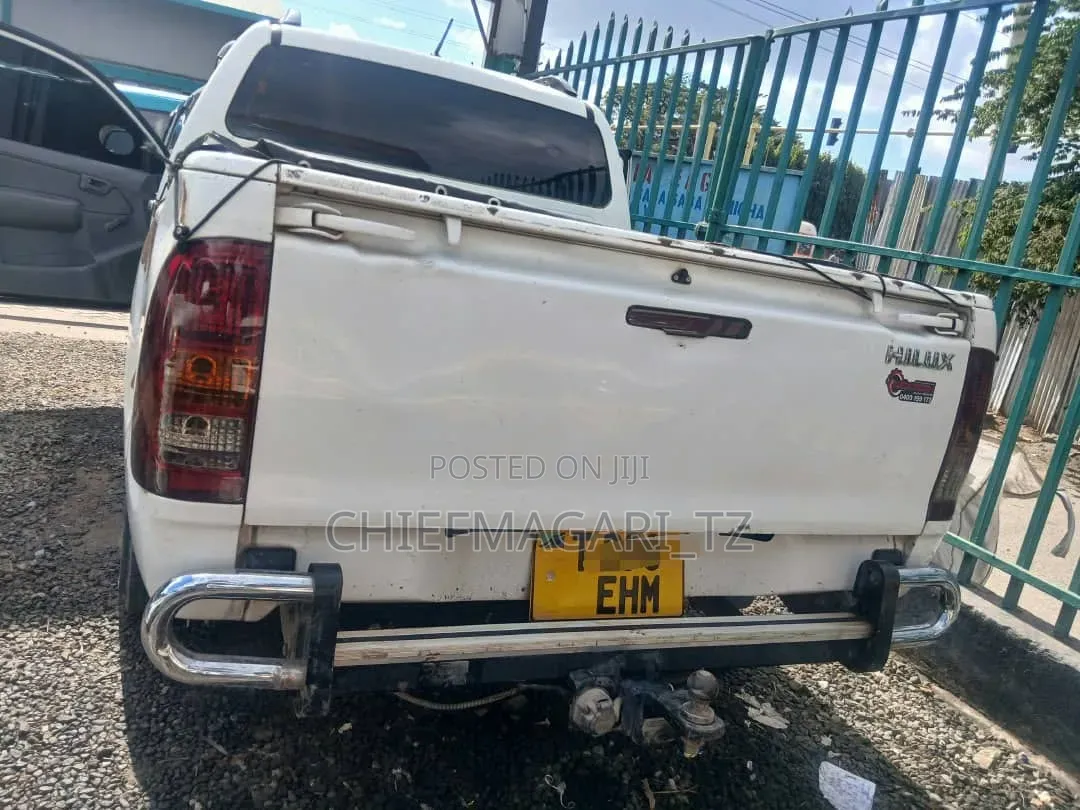 Toyota Hilux 2010 White