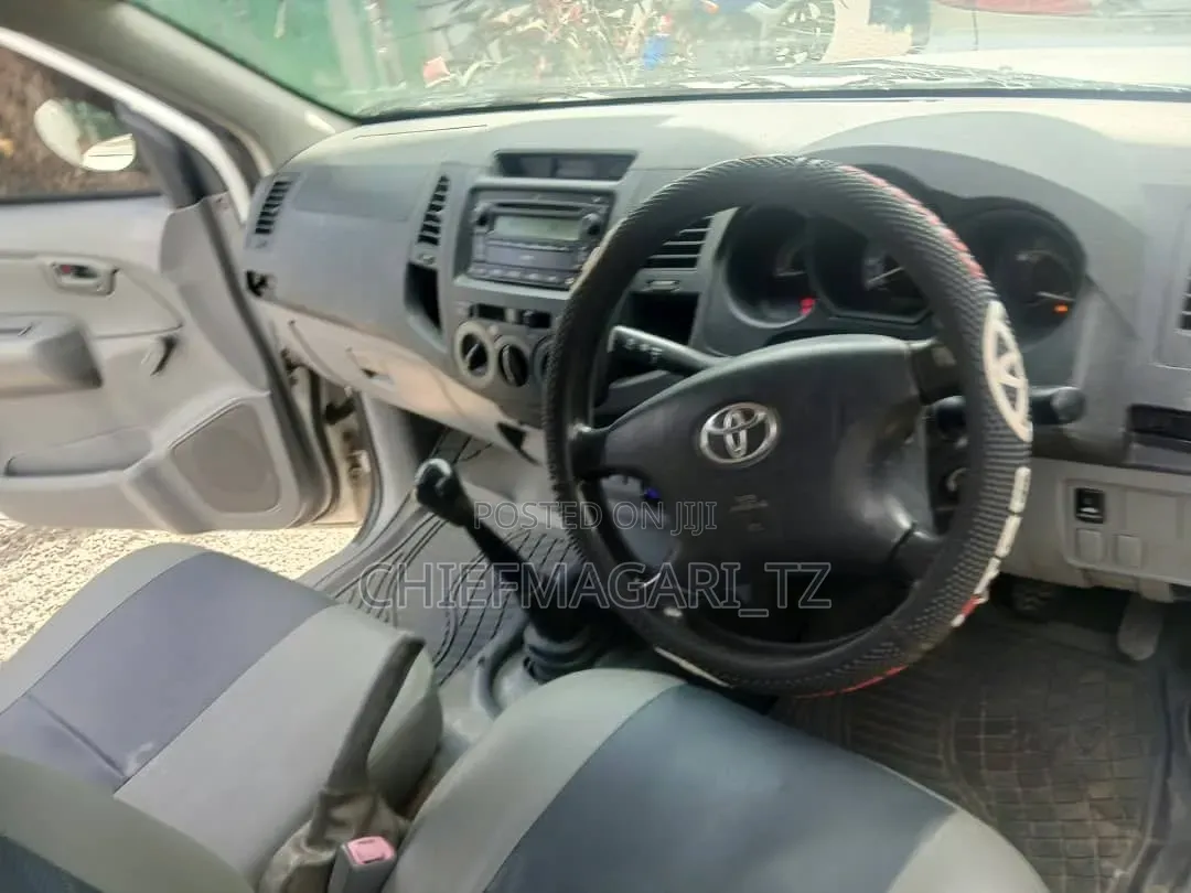 Toyota Hilux 2010 White