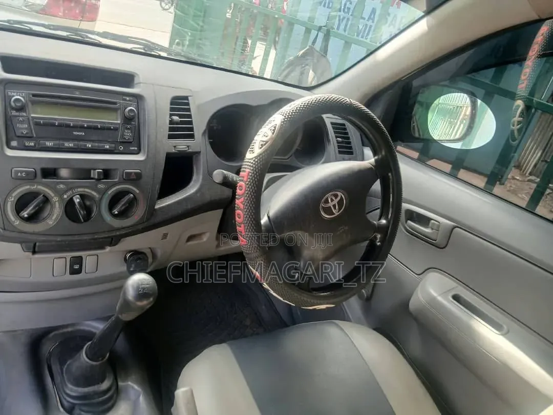 Toyota Hilux 2010 White