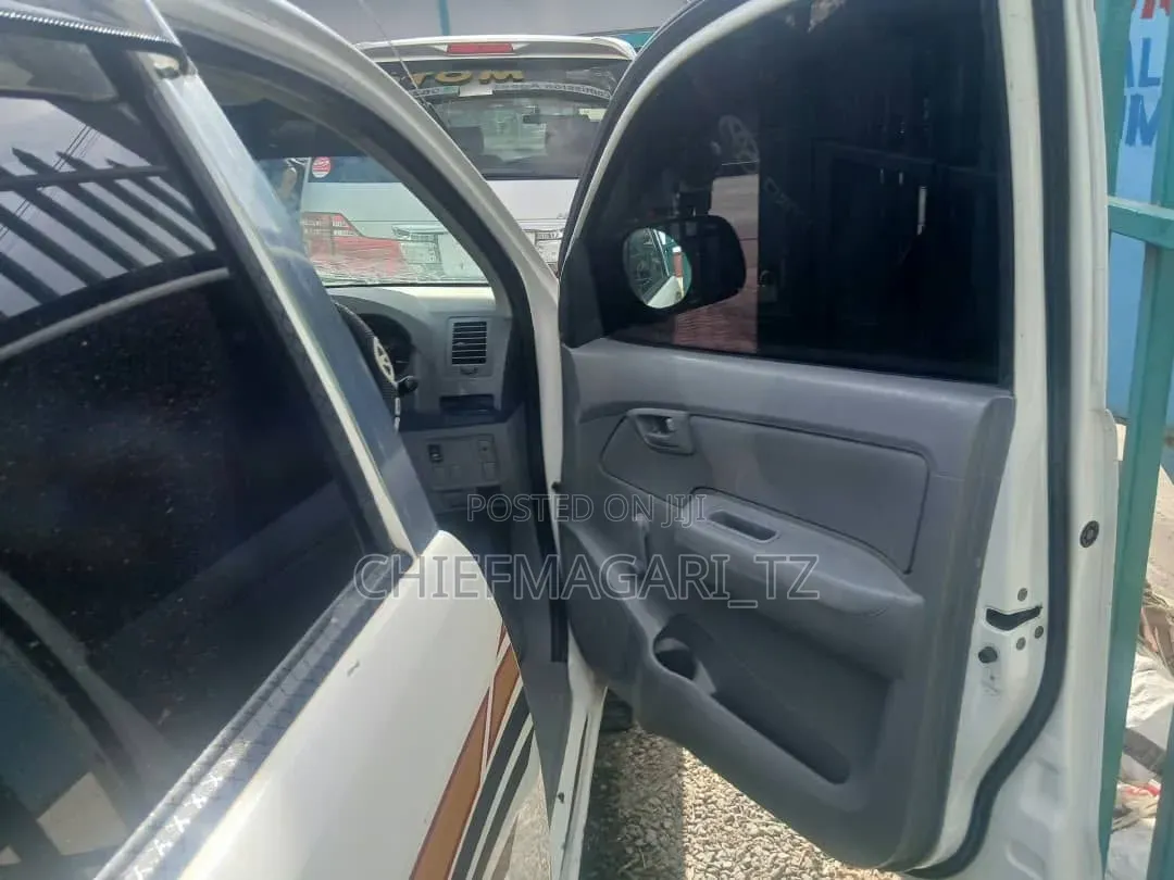 Toyota Hilux 2010 White