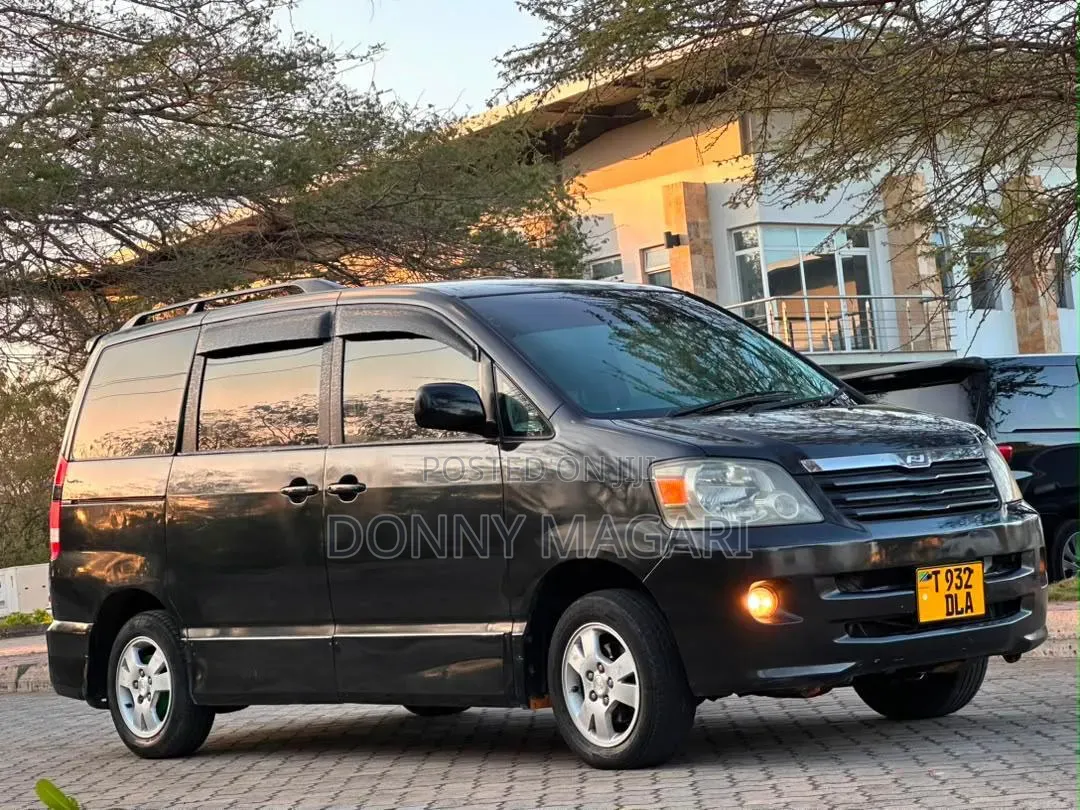 Toyota Noah 2004 Black