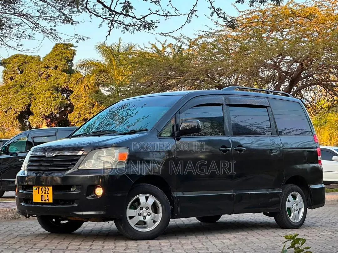 Toyota Noah 2004 Black
