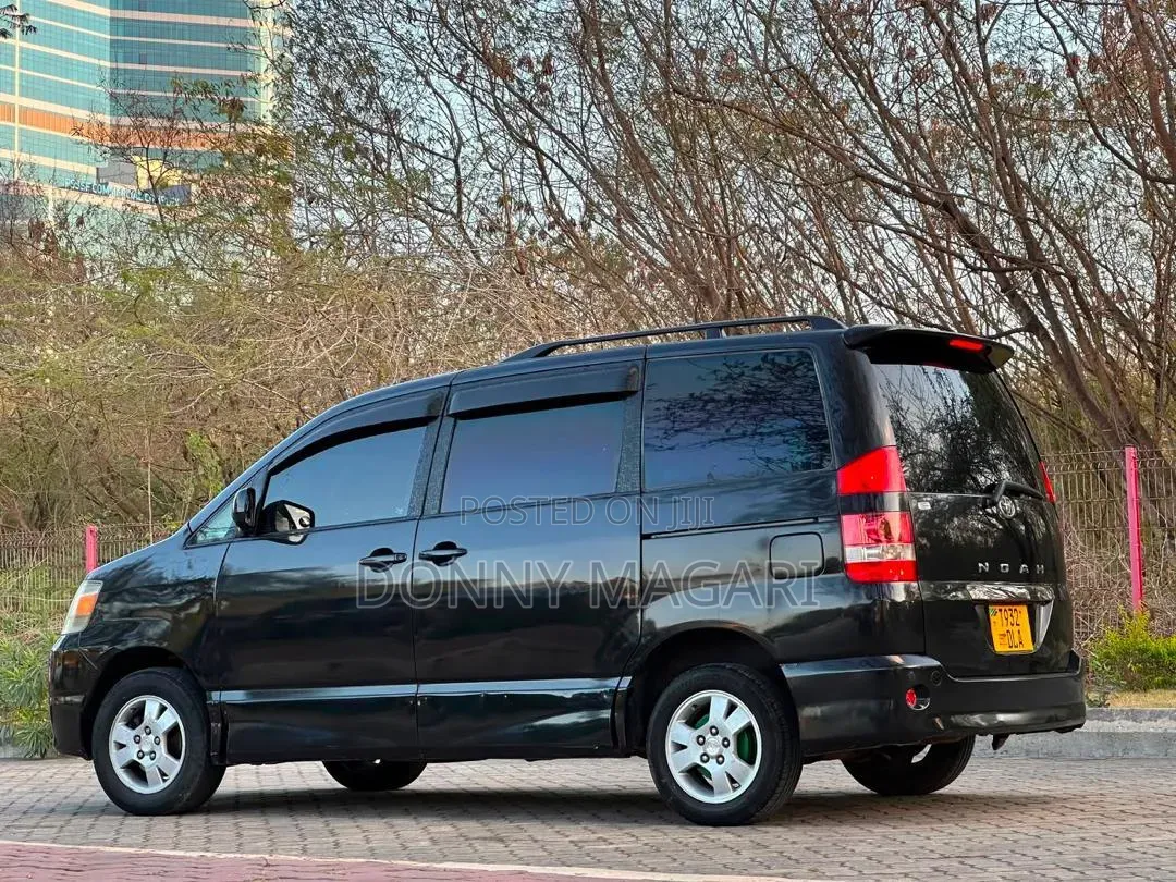Toyota Noah 2004 Black
